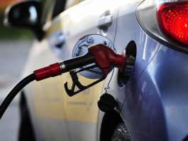 Водіям розповіли, чому не потрібно заправляти авто «до повного»