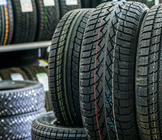 Що означають загадкові кольорові смужки на автомобільних шинах