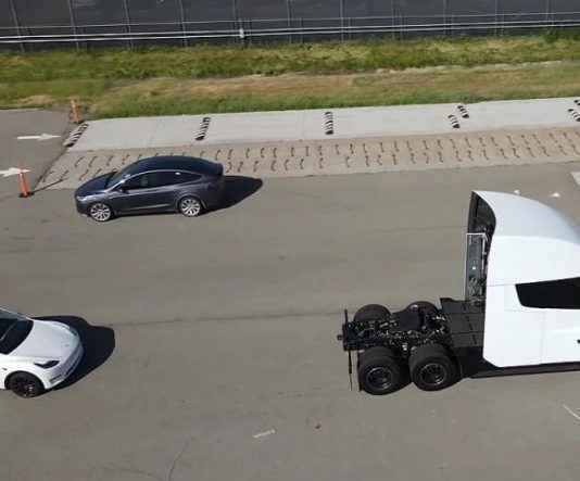 Tesla тестує електричний вантажівка Semi і кросовер Model X 2021 (Відео)