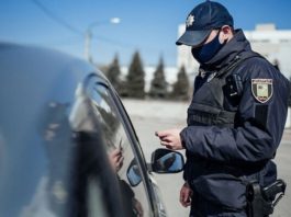Нові повноваження поліції: чи потрібно передавати документи в руки