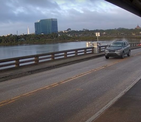 У США водій Hyundai на швидкості зніс шлагбаум і перестрибнув через розвідний міст (відео)