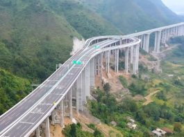 У Китаї побудували дорогу з найбільшим розворотом в світі (ВІДЕО)