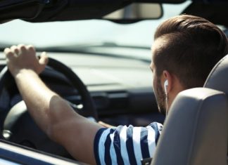 Дослідження Ford довело небезпеку водіння в навушниках