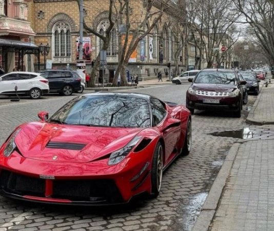 В Україні помітили яскравий тюнінгований суперкар Ferrari