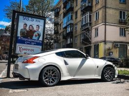 В Україні помітили рідкісний японський спорткар з заводським тюнінгом