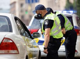 Як правильно зупинитися на вимогу поліцейського, щоб не отримати штраф