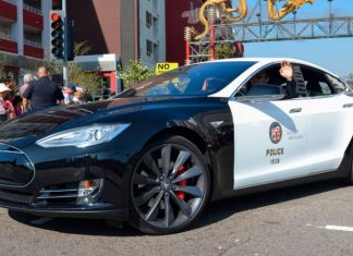 Tesla побудувала свій поліцейський автомобіль на базі Model 3