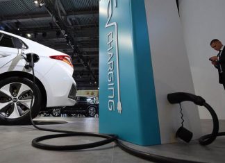 Стало відомо, коли автокомпанії відмовляться від палива на користь електрокарів