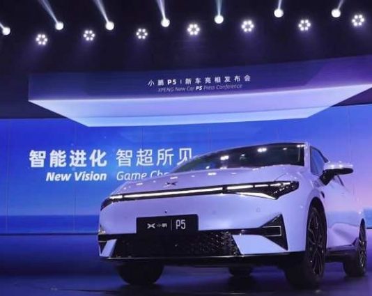 Китайський електроседан Xpeng P5 визнали дешевим аналогом Tesla Model 3