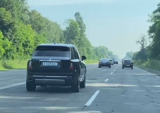 В Україні помітили дивний кортеж на Rolls-Royce з незвичайними номерами