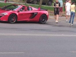 В Києві сталась аварія з дорогим суперкаром: фото та відео моменту ДТП
