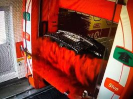 Мийка зруйнувала автомобіль через помилку водія (відео)