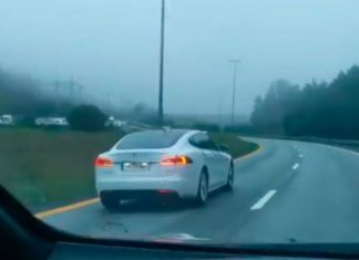 П’яний чоловік заснув за кермом Tesla Model S: що з ним сталося, відео