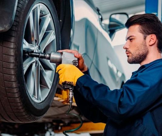 Експерт розповів, коли краще купувати зимову гуму