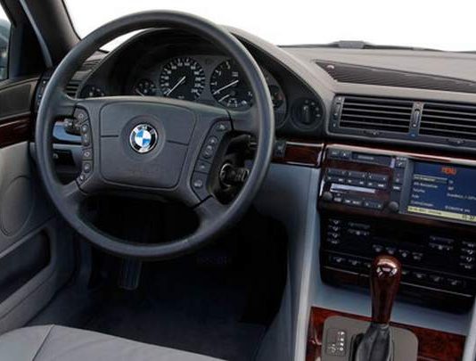 Що краще купити: вживаний “преміум” чи нового “бюджетника”