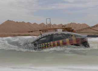 Блогер вирішив проїхати на Tesla Model S Plaid під водою