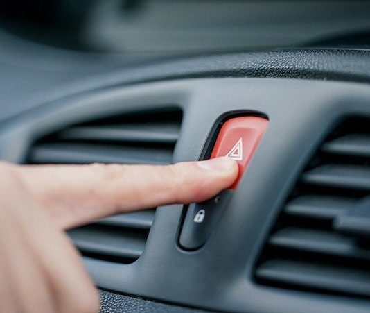 Коли потрібно включати «аварійку» за правилами дорожнього руху