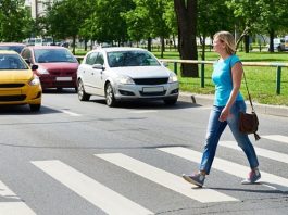 Пішохід має перевагу лише у випадку, якщо ступив на «зебру», а не коли добігає до неї