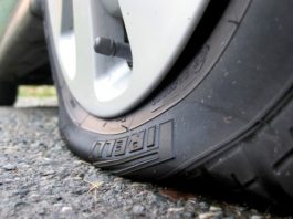 Експерти розповіли, скільки можна проїхати на спущеному колесі