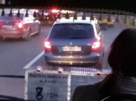 У Києві помітили автомобіль із загадковими номерами 0000 (ФОТО)