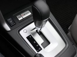 Чи потрібно використовувати ручне гальмо на автомобілях з АКПП?