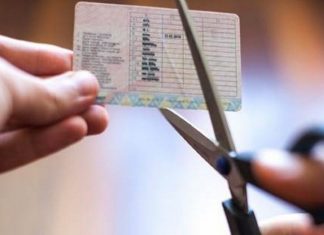 В українців хочуть забирати права водія за дуже поширене порушення