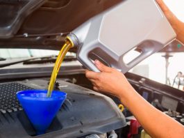 Автоексперт пояснив, чим небезпечний постійний долив моторного масла