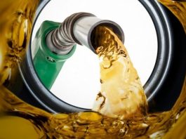 Що водіям заливають замість дизеля на українських АЗС: дослідження