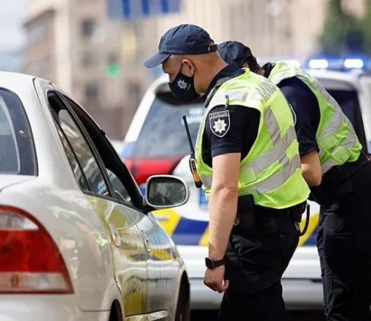 Як діяти водієві, якщо зупинила поліція – поради адвоката