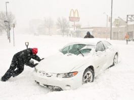 Водіям повідомили, що робити, якщо автомобіль застряг у снігу