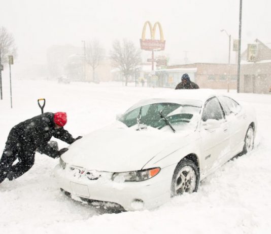 Водіям повідомили, що робити, якщо автомобіль застряг у снігу