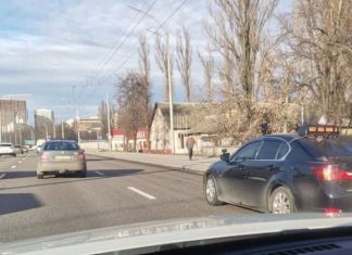 По багатому: у Києві засвітився навчальний Lexus – фото