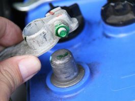 Яка клема акумулятора знімається першою?