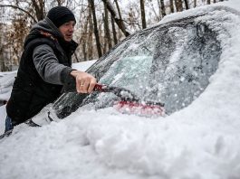 Чистити автомобіль від снігу потрібно правильно: головні поради водіям