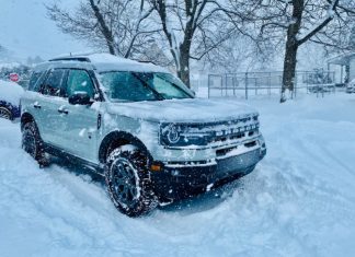 Як виглядає позашляховик із тканинним дахом після снігопаду (фото)