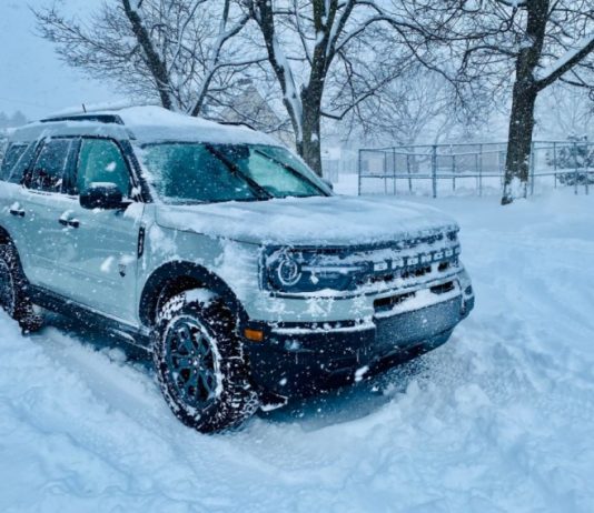 Як виглядає позашляховик із тканинним дахом після снігопаду (фото)
