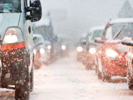 Автомобілістам розповіли, як правильно їздити у снігопад