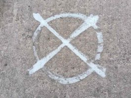 Українці поширюють у соцмережах заклик Укравтодору знищувати ворожі позначки на об’єктах інфраструктури