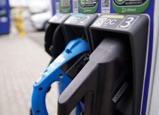 Продаж електромобілів зростає в 4 рази швидше за кількість зарядних станцій