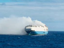 В Атлантичному океані загорівся паром з сотнями Porsche і Volkswagen