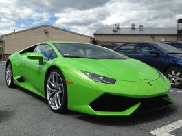 Художник на знак протесту підірвав Lamborghini Huracan