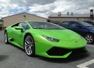 Художник на знак протесту підірвав Lamborghini Huracan