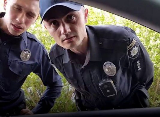 Зупинка поліцією: як водієві спілкуватися з патрульним, щоб не нажити проблем