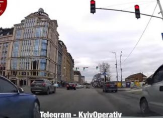 У Києві водії десятками проїжджають на червоний світлофор: скандальне відео