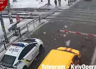 За секунду до: у поліції показали як не потрібно проїжджати залізничним переїздом