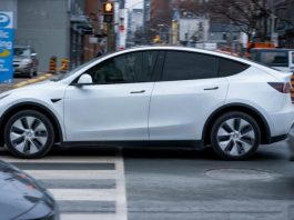 Електрокари Tesla почали раптово зупинятися посеред дороги