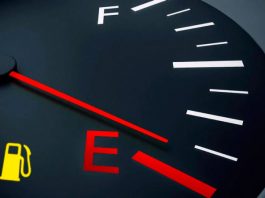 Автоексперти розповіли, скільки протягне машина, якщо засвітилася лампочка палива