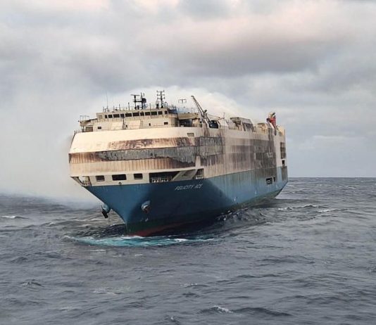 Судно з 4 тис. автомобілів, на якому сталася пожежа, затонуло в Атлантичному океані