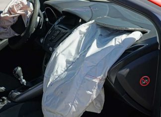 Дорожче та менш надійно: водіям в Росії страхові радять не потрапляти в ДТП