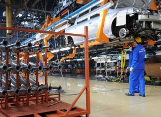 Перші проблеми: російський ВАЗ на 4 дні зупинить випуск машин через брак компонентів